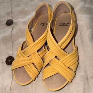 Earth Women's Mustard Crisscross Sandals size 10 soft comfort suede material